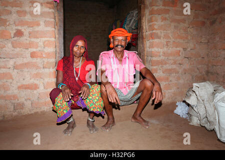 Paar in traditionellen Outfits, RATHAWA Stamm, Rangpur Dorf, Garcias, Chhota Udaipur, Distrikt Vadodara, Gujarat, Indien Stockfoto