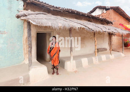 Alte Frau vor ihrem Haus, SAWAR Stamm, Diwanpali Dorf, Saraipali Panchayat, Mahasamund Block, Chattisgadh, Indien Stockfoto