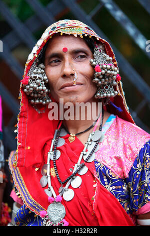 Porträt einer Frau mit traditionellem Schmuck, Vanjara Tribe, Maharashtra, Indien. Ländliche Gesichter Indiens Stockfoto