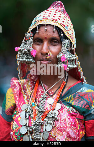 Porträt einer Frau mit traditionellem Schmuck, Vanjara Tribe, Maharashtra, Indien. Ländliche Gesichter Indiens Stockfoto