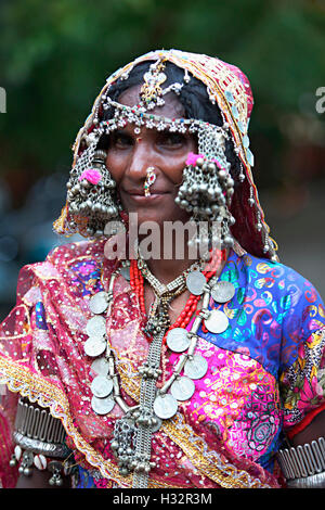 Porträt einer Frau mit traditionellem Schmuck, Vanjara Tribe, Maharashtra, Indien. Ländliche Gesichter Indiens Stockfoto