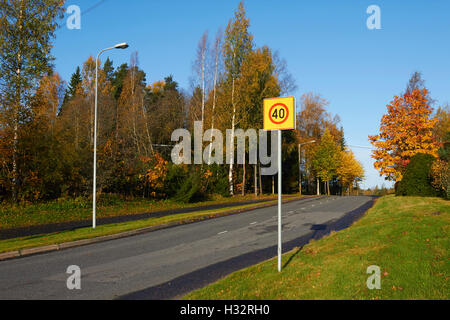 Vorort Straße mit Tempolimit Zone Schild, Lappeenranta, Finnland Stockfoto