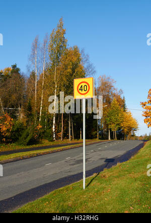 Vorort Straße mit Tempolimit Zone Schild, Lappeenranta, Finnland Stockfoto