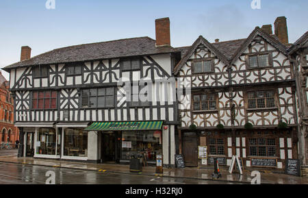 Historischen mittelalterlichen Gebäuden, darunter aus dem 16. Jahrhundert Pub, Garrick Inn in der High Street von Stratford Warwickshire, England Stockfoto