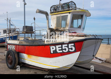 Küstenfischerei Boot registriert Mad Kat PE55 ursprünglich in Poole Dorset jetzt arbeiten in Redcar Cleveland an der Strandpromenade geparkt Stockfoto