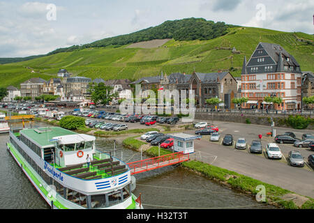 Flussufer in Bernkastel-Kues, Rheinland Pfalz, Deutschland Stockfoto