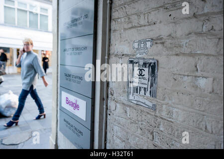 Eine Paste Schablone Kunst von Streetart-Künstler Endless Darstellung eine Flasche Eau de Pardun, Kapelle... Stockfoto