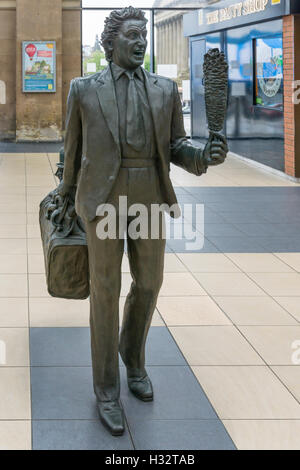 Statue von Ken Dodd in Liverpool Lime Street Station. Gepaart mit einer Bessie Braddock im Rahmen der zufällige Begegnung von Tom Murphy. Stockfoto