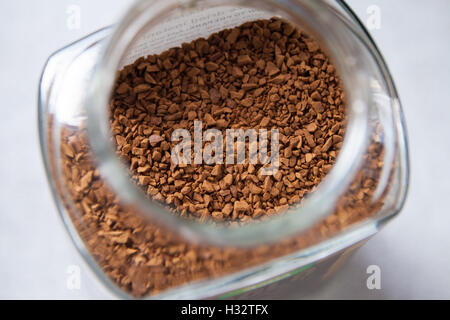 Blick in ein Glas mit instant-Kaffee-Granulat. Stockfoto