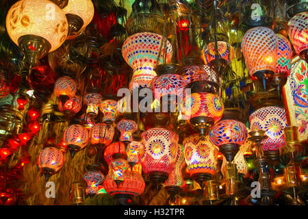 Markt-Geschäft mit herkömmlichen Lampen, Istambul, Türkei Stockfoto