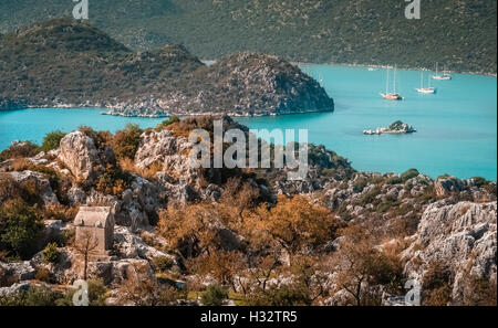 Landschaft und Sarkophage der lykischen Stadt Simena in der Türkei Stockfoto