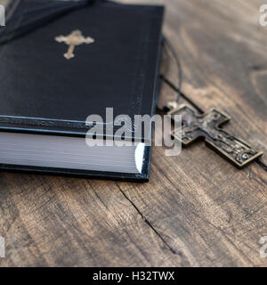 Nahaufnahme der christlichen Kreuz Halskette neben Bibel Stockfoto