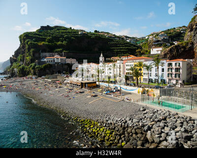 Der Strand von Ponta do Sol mit dem Enotel-Hotel auf der portugiesischen Insel Madeira Stockfoto