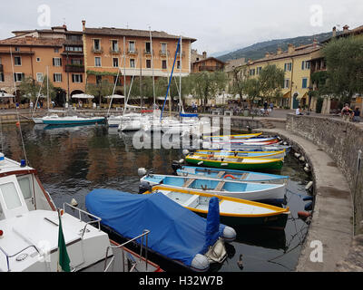 Hafen, Torri del Benaco, Gardasee Stockfoto