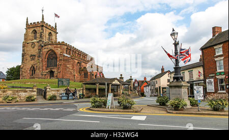 Pfarrkirche St. Jakob das große und das Kriegerdenkmal im Zentrum des Dorfes Audlem Cheshire England UK Stockfoto