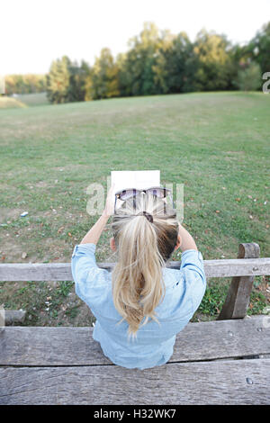 Junges Mädchen Reeding ein Buch im park Stockfoto