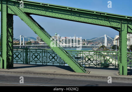 Buda Castle Hill und Donau von Liberty Bridge gesehen Stockfoto