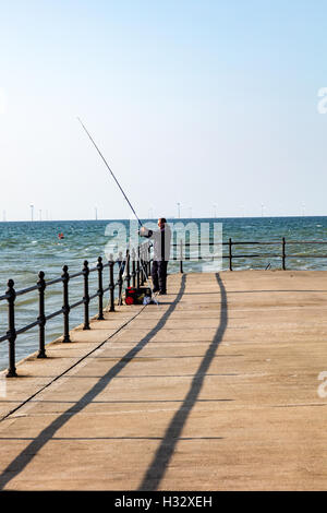 Ein Kredit-Fischer auf dem Pier bei Hampton, Herne Bay, Kent, UK Stockfoto