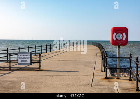 Ein Kredit-Fischer auf dem Pier bei Hampton, Herne Bay, Kent, UK Stockfoto