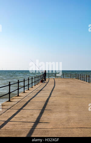 Ein Kredit-Fischer auf dem Pier bei Hampton, Herne Bay, Kent, UK Stockfoto