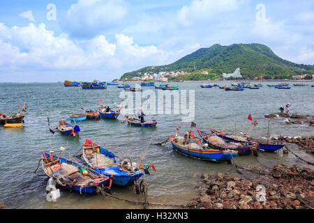 Verschiedene und bunte Fischerboote in Vung Tau. Stockfoto