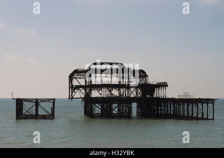 Silhouette verbrannten Schale der West Pier von Brighton, entworfen von Eugenius Birke, die im Jahr 2003 abgebrannt Stockfoto