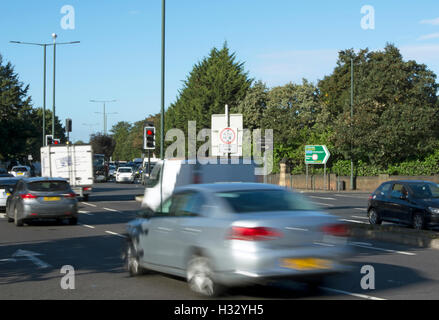 Verkehr Kreuzung Chalkers Ecke, einer großen Straßenkreuzung in East Sheen, Südwesten von London, england Stockfoto