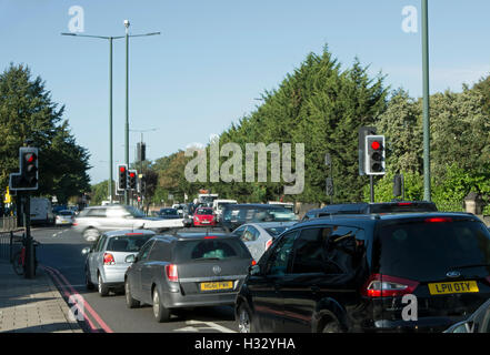 Verkehr Kreuzung Chalkers Ecke, einer großen Straßenkreuzung in East Sheen, Südwesten von London, england Stockfoto