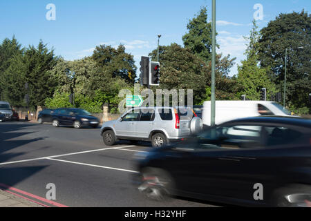 Verkehr Kreuzung Chalkers Ecke, einer großen Straßenkreuzung in East Sheen, Südwesten von London, england Stockfoto