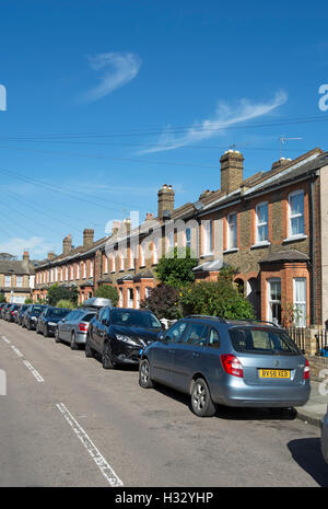 viktorianischen Reihenhäuser gesäumt von parkenden Autos, Twickenham, Middlesex, england Stockfoto