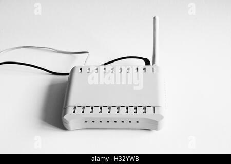 WLAN-Router für Internet hautnah isoliert auf weiss Stockfoto