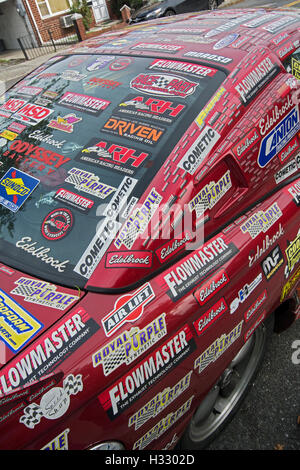 Nahaufnahme von einem kunstvoll verzierten 1994 Ford Automobile mit Aufkleber und Sticker bedeckt. In Whitestone, Queens, New York. Stockfoto