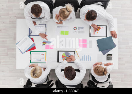 Business-Leute diskutieren, die Diagramme und Grafiken zeigen die Ergebnisse der ihre erfolgreiche Teamarbeit Stockfoto