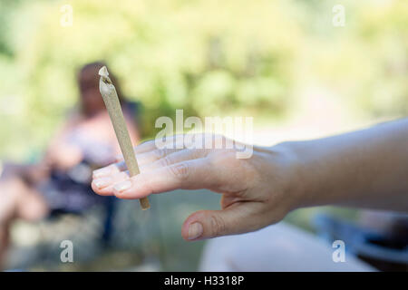 Eine Frau hält einen legal Marihuana gemeinsame gekauft aus einer Apotheke in Oregon. Stockfoto