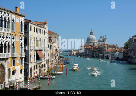 Canal Grande Sicht von Accademia-Brücke zur Basilika Santa Maria della Salute in Venedig. Stockfoto