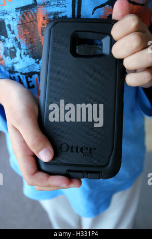 Hand, die Otterbox Defender robuste Protector für Samsung Galaxy 7Edge Stockfoto