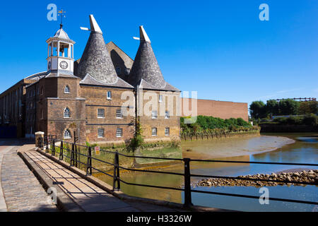 Außenansicht der historischen Uhrenmühle aus dem 19. Jahrhundert in Three Mills Island, Bow, London, England Stockfoto