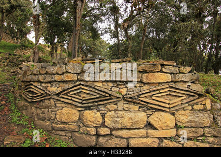 Geometrische Figuren auf die Pre-Inka-Ruine Kuelap hoch oben in den Norden peruanischen Bergen, in der Nähe von Chachapoyas. Es ist eine typische Pre Inca Stockfoto