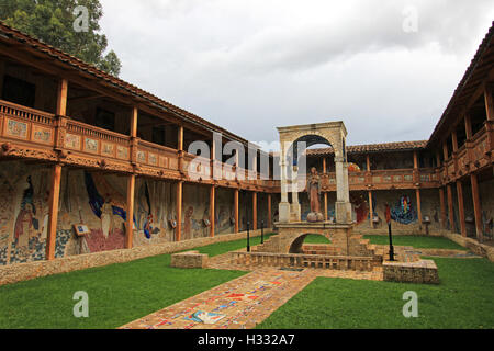 Der Innenhof des sehr schönen Mosaik Kirche von Polloc, Norden Perus in der Nähe von Cajamarca Stockfoto