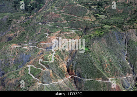 Schöne kurvige kurvenreiche Straße führenden bis hin zu Tablachaca-Canyon und die gleichen Namens Fluss im Norden Perus. Nördlich von Pato Cany Stockfoto