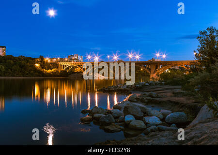 Blick auf die Broadway-Brücke in Saskatoon Saskatchewan an ruhigen Sommerabenden. Stockfoto