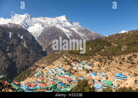 Namche Bazar in Nepal ist der Hauptort in der Khumbu-Region in den Himalaya auf die Nordeuropäer Wandern Endstück, das führt zu der EV. Stockfoto