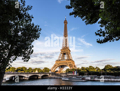 Sonnenuntergang über dem Eiffelturm entlang der Seine in Paris, Frankreich-Hauptstadt. Stockfoto