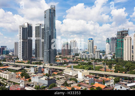 Jakarta-Skyline um das Geschäftsviertel an einem sonnigen Tag in der Hauptstadt von Indonesien. Stockfoto