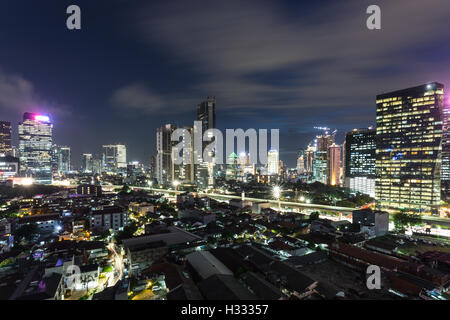 Jakarta-Skyline bei Nacht um das Geschäftsviertel mit vielen Büro-Turm und Luxus-Eigentumswohnung im Herzen von Indonesien ca Stockfoto