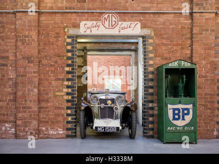 1932 MG Auto in einer Werkstatt in Bicester Heritage Centre. Oxfordshire, England Stockfoto