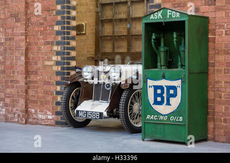 1932 MG Auto in einer Werkstatt in Bicester Heritage Centre. Oxfordshire, England Stockfoto