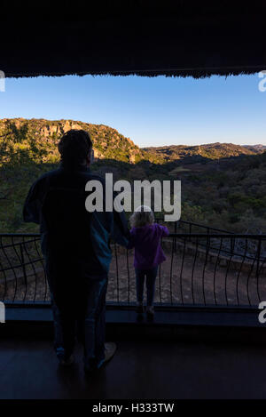 Touristen bewundern die Aussicht auf Granit Kopjes in Simbabwe Matobo Nationalpark. Stockfoto