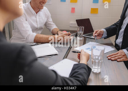 Nahaufnahme der Geschäftsmann einen Finanzplan, Kollegen zu treffen zu erklären. Geschäftsleute, die Diskussion über einen Finanzplan rund um Stockfoto