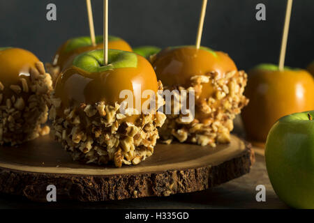 Hausgemachte Bio Süßigkeiten Toffee Äpfel für Halloween Stockfoto